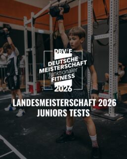 🏋️‍♀️ Landesmeisterschaft funktionaler Fitness 2026 - Tests für die Juniors 🏆

Zur Erinnerung: Die Landesmeisterschaft ist die Qualifikation für die Deutsche Meisterschaft 2026. Der Zeitraum zur Absolvierung der Tests ist vom 09.01. bis 09.02.2026.

Für die Juniors gilt:
Es gibt drei Tests und alle drei Tests müssen innerhalb von 24 Stunden absolviert werden. Die Reihenfolge ist dabei vorgegeben.

🔥 Drei Tests, ein Zeitfenster 🔥

Die Tests sind speziell auf die Altersklassen der Juniors abgestimmt. Alle Details zu den einzelnen Tests und den Anpassungen für die jeweiligen Altersklassen findet ihr in den Slides.

Weitere Informationen wie Rulebook, Standards, Scorecards, Anforderungen an Videonachweise sowie Regelungen zu vor Ort Technical Officials findet ihr in Kürze auf unserer Webseite. Der Link ist in der Bio.

Bereit, euch zu messen und den nächsten Schritt Richtung Deutsche Meisterschaft zu gehen? 💪

#bundesverbandfitness #FunktionaleFitness #FunctionalFitness #FitnessGermany #DBVfF #FitnessDeutschland #DM2026 #deutschemeisterschaft #landesmeisterschaft #InternationalFunctionalFitness #iF3 #ifff