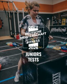 🔥 DM 2026 – Die Tests für die Junior Division sind jetzt live! 🔥

Die Junior Division ist nun fest etabliert und junge Athlet:innen im Alter von 10 bis 18 Jahren treten in Düsseldorf in spannenden Wettkämpfen gegeneinander an! 🏋️‍♀️🏃‍♂️🚀

In diesem Beitrag findet ihr die Tests der sechs Kategorien: Endurance, Bodyweight, Skill, Mixed Modal, Strength und Power.

💡 Für die AK 10-12 stehen am Wochenende nur fünf Tests an, wobei Power entfällt! Der Strength und Skill Test werden für alle als Medley mit 1 Minute Pause durchgeführt.

ℹ️ Die genauen Abläufe inkl. Flow, Standards und Gewichten veröffentlichen wir zeitnah.

❓ Habt ihr schon jetzt Fragen? Nutzt den FAQ-Link in unserem Link-Tree in der Bio. Tragt eure Fragen ein und checkt regelmäßig das FAQ-Dokument, das wir fortlaufend aktualisieren.

📺 Kurz vor dem großen Event gibt es außerdem ein Online-Briefing inklusive Aufzeichnung. So gehen alle Junior-Athlet:innen bestens vorbereitet an den Start!

Let's go, Juniors – wir freuen uns riesig auf euch in Düsseldorf! 💪🇩🇪

#bundesverbandfitness #FunktionaleFitness #FunctionalFitness #FitnessGermany #DBVfF #FitnessDeutschland #InternationalFunctionalFitness #iF3 #ifff