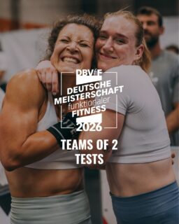 🔥 DM 2026: Erneut mit Teams of 2!

Schon das zweite Mal konntet ihr euch als Zweier-Team qualifizieren, in den Kategorien male/male, female/female und male/female!

Auch dieser Wettkampf findet am zweiten DM-Wochenende in Düsseldorf statt, parallel zur Seniors Division.

📆 Der Team-Wettkampf geht über zwei Tage (Samstag und Sonntag).

Statt eines Skill-Tests erwartet euch ein zweiter Mixed-Test. Insgesamt stehen also folgende sechs Kategorien auf dem Programm: Endurance, Bodyweight, Mixed I, Mixed II, Strength und Power.

ℹ️ Ablauf, Standards und Gewichte veröffentlichen wir in Kürze. Natürlich halten wir euch auch hier mit allen Updates versorgt!

❓ Fragen zum Team-Wettkampf? Dann nutzt den FAQ-Link in unserem Linktree in der Bio. Stellt eure Fragen dort und schaut regelmäßig ins FAQ-Dokument, das ständig erweitert wird.

Let's go, Teams! Wir freuen uns auf diese Premiere mit euch!

#bundesverbandfitness #FunktionaleFitness #FunctionalFitness #FitnessGermany #DBVfF #FitnessDeutschland #InternationalFunctionalFitness #iF3 #ifff