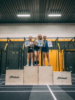 Deutsche Meisterschaft 2026: Die Ergebnisse!
Was für ein Wettkampf! Hier sind alle Podiumsplätze der Masters- und Juniors-Divisionen komplett auf einen Blick. Starker Job an alle, die am Start waren!

M 60+
 1. Torsten Paulitz
 2. Stefan Pluemper
 3. Frank Brandt
M 55-59
 1. Marco Wissner
 2. Dino Maria Lamby
 3. Klaus Werner
M 50-54
 1. Matthias Hoppner
 2. Joerg Loeper
 3. Daniel Hoffmann
M 45-49
 1. Enrico Artus
 2. Dennis Neu
 3. Tino Petke
M 40-44
 1. Simon Scherzinger
 2. Pierre Rehfeld
 3. Kai Esser
M 35-39
 1. Dobromir Karkoszka
 2. Siegfried Kramer
 3. Jonas Zistler
F 60+
 1. Uschi Weitbrecht
 1. Heike Pries
F 55-59
 1. Sabine Schneider
 2. Tanja Marsel
 3. Astrid Jahns
F 50-54
 1. Anna Quost
 2. Sandra Sommer
 3. Christine Kalkschmid
F 45-49
 1. Simone Kohls
 2. Andrea Adelmann
 3. Elisabeth Buerkle
F 40-44
 1. Katrin Hayn
 2. Claudia Giogiakas
 3. Inga Tiedmers
F 35-39
 1. Anna Gebel
 2. Sarah Heil
 3. Sarah Birkefeld
M 17-18
 1. Guillermo Fernando Zabala M.
 2. Alexej Arnaudow
 3. Finn Munzel
M 15-16
 1. Simon Lersch
 2. Bela Sobel
 3. Philipp Lindenthal
M 13-14
 1. Max Louis Muehlroth
 2. Fedor Wesemann
 3. Bastian Trunz
M 12 & under
 1. Ben Lefler
 2. Tyler Thomas
 3. Joshua Neu
F 17-18
 1. Lorena Ferre Djamschidi
 2. Serena Daly
 3. Maileen Ersfeld
F 15-16
 1. Marlia Laerz
 2. Milla Sonntag
 3. Annabelle Baum
F 13-14
 1. Mila Lamee
 2. Elisa Johnnen
 3. Vega Meyer Balsa
F 12 & under
 1. Lara-Marie Esser
 2. Elsa Sahi
 3. Miya Eila Adriana Brunke

📸 @betweenthebarsphotography 

#dbvff #podium #functionalfitness