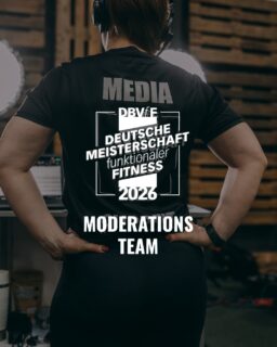 🎤 Das Moderationsteam der Masters/Juniors DM 2026

Energie auf der Fläche, Storytelling im Stream und die richtigen Worte im richtigen Moment.
Unser Moderationsteam bringt die Deutsche Meisterschaft 2026 zu euch, live vor Ort und digital.

Auf der Fläche:
Alexander Karpf @alexander.karpf 
Anina Schiwitz @aninas_7 
Janosch Boesche @janoschboesche 

Im Stream:
Anuschka Clasen @anuschka.clasen + viele weitere Gäste

Freut euch auf Insights, Emotionen und echtes Wettkampf-Feeling, egal ob in der Halle oder vor dem Screen.

📍 DM 2026 im Alma Sports Club Düsseldorf
Wir sehen uns auf dem Floor und im Stream.

#dbvff #dm2026 #moderation #functionalfitness #livestream #roadtodm