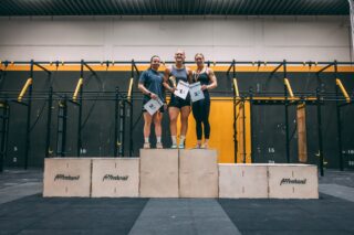 Das offizielle Podium der DM 2026! 👑
Zwei tolle Wochenenden gehen zu Ende 😎
Hier sind die Platzierungen der Seniors und Teams:

M Seniors
🥇 Lenn Postel
🥈 Karl Feldmer
🥉 Benjamin Huxol

F Seniors
🥇 Julia Jakobsen
🥈 Vroni Wirth
🥉 Kay Wirkner

M Masters 30-35
🥇 Benjamin Huxol
🥈 Christian Hoell
🥉 Christoph Verrieth

F Masters 30-35
🥇 Kay Wirkner
🥈 Sarah Kay
🥉 Franziska Bröhl

Team MM
🥇 Kahl & Kraeftig
🥈 K.O.
🥉 Keine Kapriolen

Team FF
🥇 Turnmaeuse
🥈 CrossFit Rodgau
🥉 Pippert Power

Team FM
🥇 Darina
🥈 CFSR
🥉 Mehr Kreide

Glückwunsch an alle, ihr habt die Halle komplett abgerissen! 🙌🔥

📸 @betweenthebarsphotography 

#dbvff #funktionellefitness