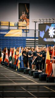🇩🇪🇪🇺 Bühne frei für die Europameisterschaft! 🔥

Die Universität Bath öffnete ihre Tore für die Eröffnungszeremonie der Europameisterschaft. Athlet:innen, Trainer:innen und Volunteers aus ganz Europa kamen zusammen, um gemeinsam auf das einzustimmen, was in den kommenden Tagen ansteht.

Die Stimmung war spürbar, der Blick geht klar nach vorn. Morgen startet der Wettkampf und die Vorfreude ist groß.

Wir sind bereit! 👏

#bundesverbandfitness#FunctionalFitness #DBVfF #InternationalFunctionalFitness #iF3