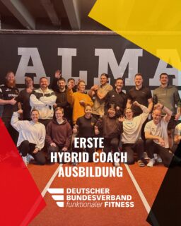✨ Premiere: Der erste DBVfF Hybrid Coach Lehrgang

Drei intensive Tage, fundiertes Wissen und ein starkes Ergebnis: Bei der ersten Auflage des DBVfF Hybrid Coach in Kooperation mit dem IST @ist_hochschule absolvierten rund 20 Teilnehmer:innen die Ausbildung mit sichtbarer Begeisterung.

Der Lehrgang startete mit einem vorgeschalteten Theorie Block per Webinar zu Muskelfunktionen, Herz Kreislauf System und Bewegungsmustern. In der Praxis standen dann Squat, Deadlift, Olympic Lifts und Gymnastics auf dem Programm.

Die Highlights:
🔥 Vier Stufen Modell aus Release, Mobilization, Activation und Integration
🔥 Handstand Push ups & Toes to Bar im Fokus
🔥 Coaching Kompetenz

Unter der Leitung von Marcel Lamée @mlperformance2024 entstand ein Seminar mit fachlicher Tiefe, klarer Struktur und hoher Praxisnähe.

Der nächste Termin wartet schon im Herbst in München!
📅 19.09.2026: Online Seminar Grundlagen Anatomie und funktionale Fitness
📅 16.10.2026 bis 18.10.2026: Funktionale Fitness in der Praxis und Lizenzprüfung in der Eo GYM München

Sichere dir jetzt deinen Platz. Alle Details und die Anmeldung findest du in der Bio!

#ausbildung #breitensport #bundesverbandfitness #FunktionaleFitness #FunctionalFitness #FitnessGermany #DBVfF #FitnessDeutschland #InternationalFunctionalFitness #iF3 #ifff